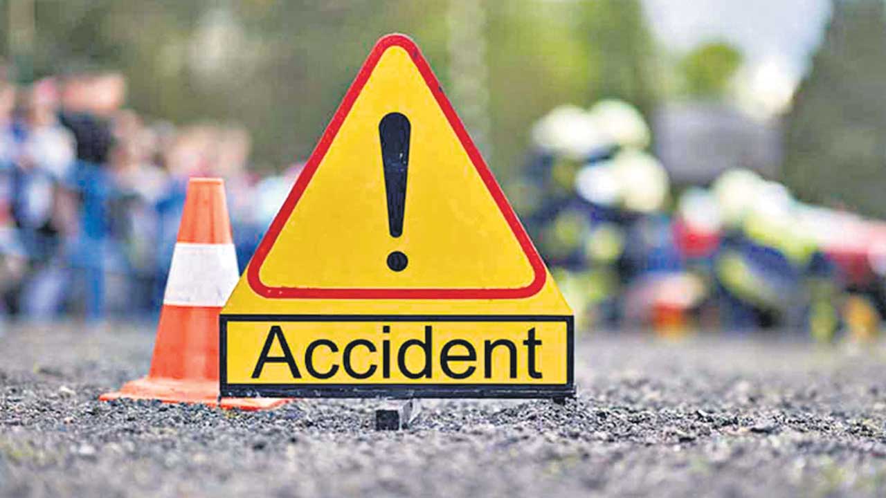 Road Accidents: రెండు వేర్వేరు జిల్లాల్లో రోడ్డు ప్రమాదాలు..