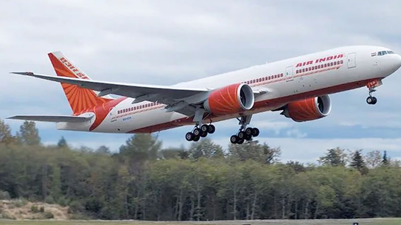 Air India : అర్థాంతరంగా రష్యాలో దిగిన ఎయిరిండియా విమానం.. సహాయక విమానం కోసం ప్రయాణికుల ఎదురు చూపులు..