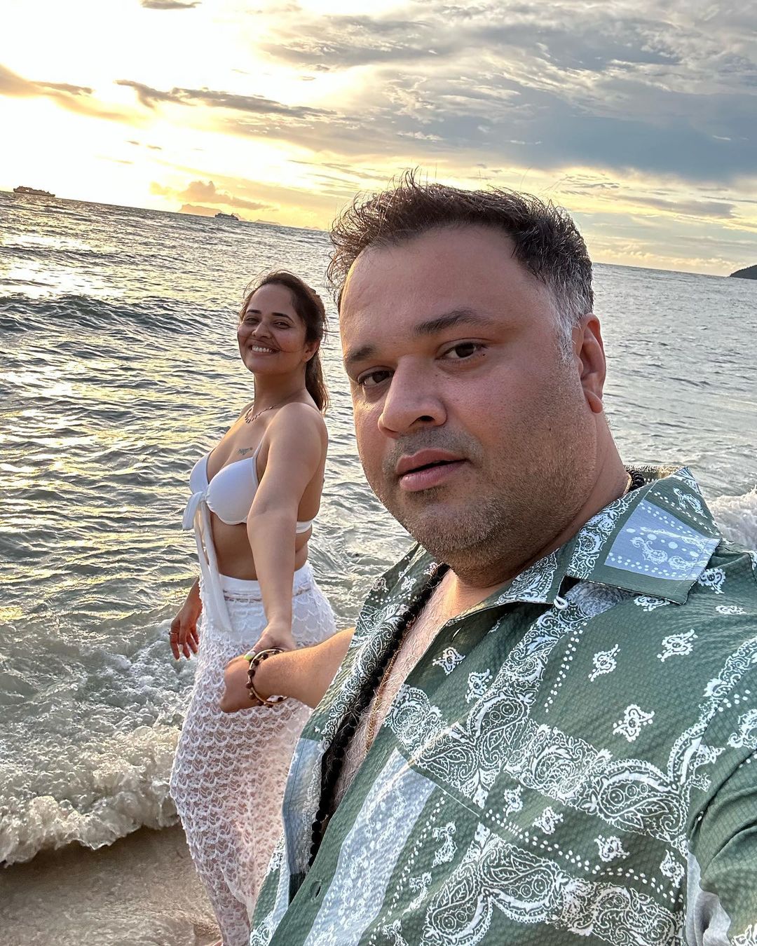 Anasuya: బీచ్‌లో బికినీతో అన‌సూయ లిప్ లాక్‌.. బాబోయ్ ఏంటి మరీ ఈ అరాచకం.. ఫొటోలు వైరల్..! 