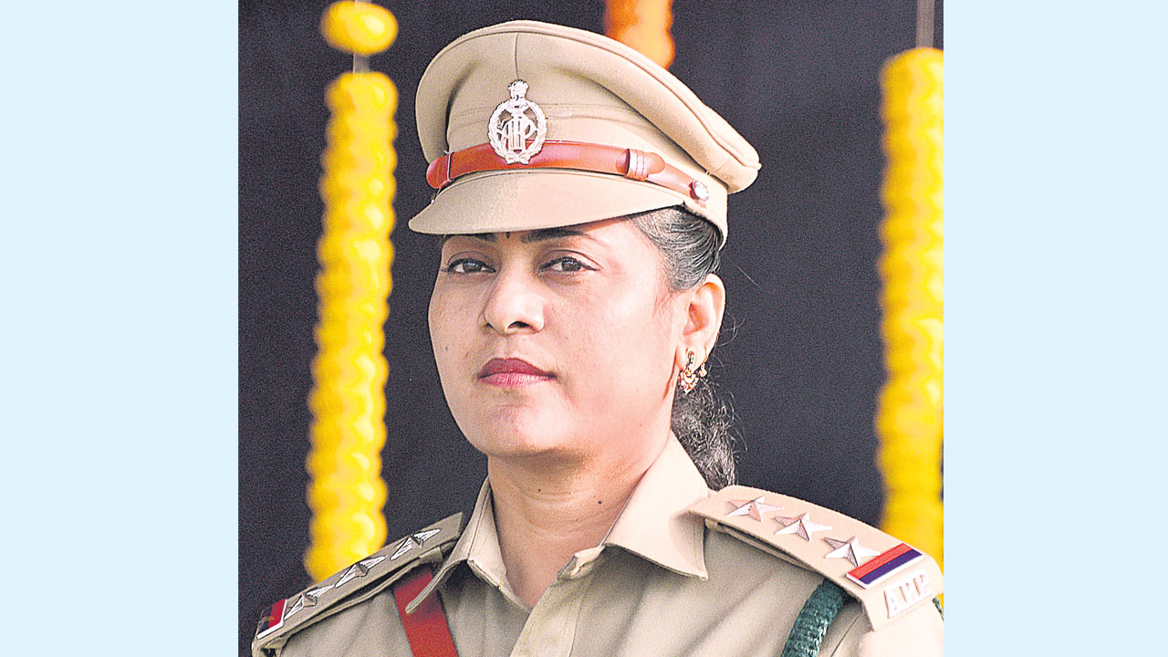 పోలీసులే దొంగలైతే...! | If police are thieves...!