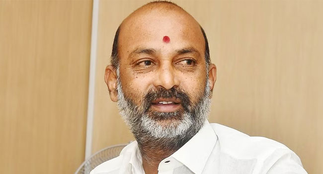 Bandi Sanjay : బండి సంజయ్‌ను చీఫ్ పదవి నుంచి తొలగిస్తారనగానే..