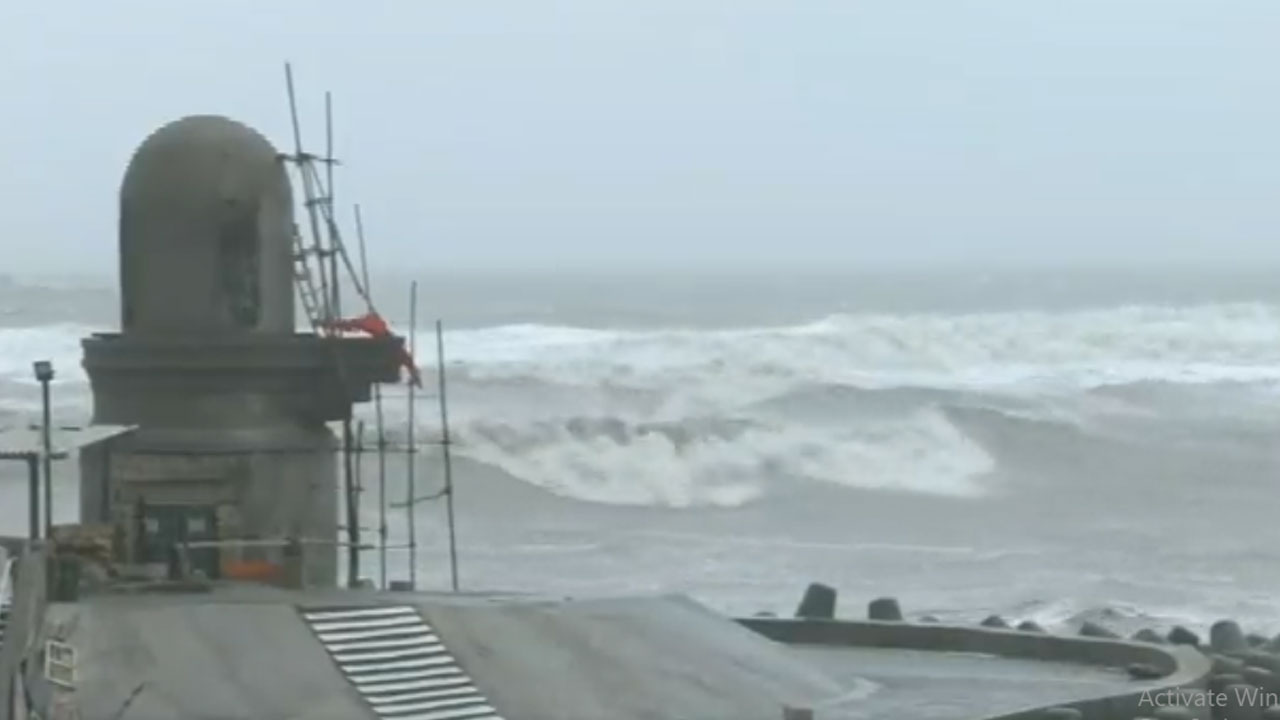 Cyclone Biparjoy : బిపర్‌జోయ్ తుపాను ప్రభావం.. ద్వారకలోని శ్రీ భడకేశ్వర్ మహాదేవ్ దేవాలయం వద్ద సముద్రం అల్లకల్లోలం..