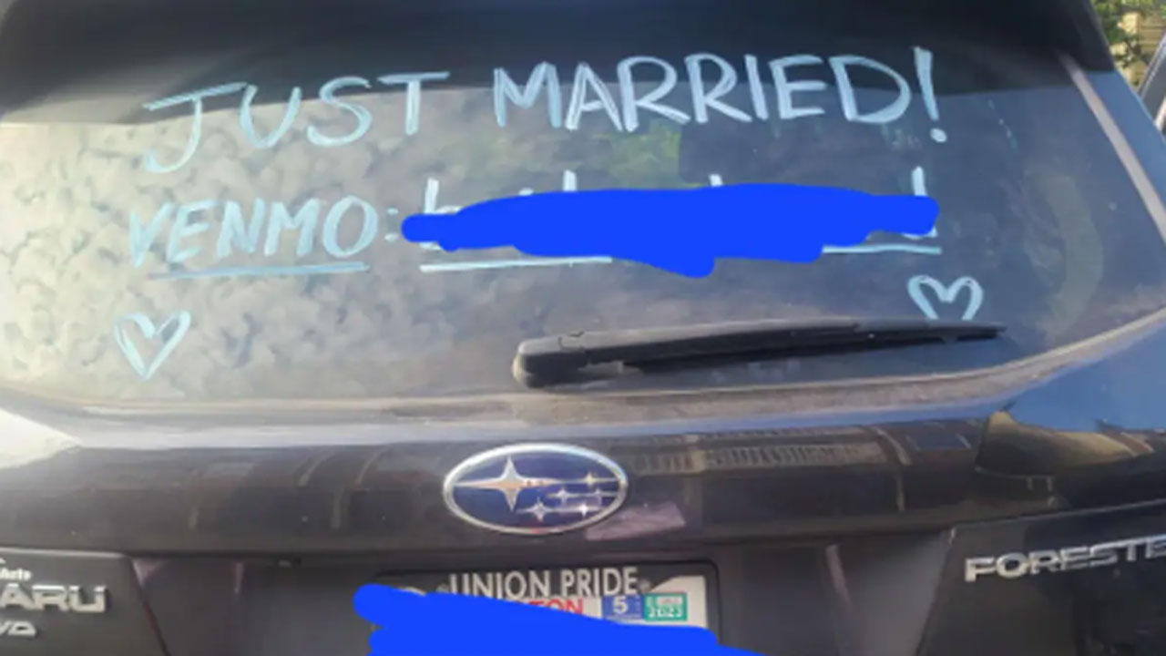 Newly Married Couple: ఈ కొత్త పెళ్లి జంటకు ఇదేం పాడుబుద్ధి.. కారుపై ఆ నూతన వధూవరులు ఏం రాశారో చదివితే..!