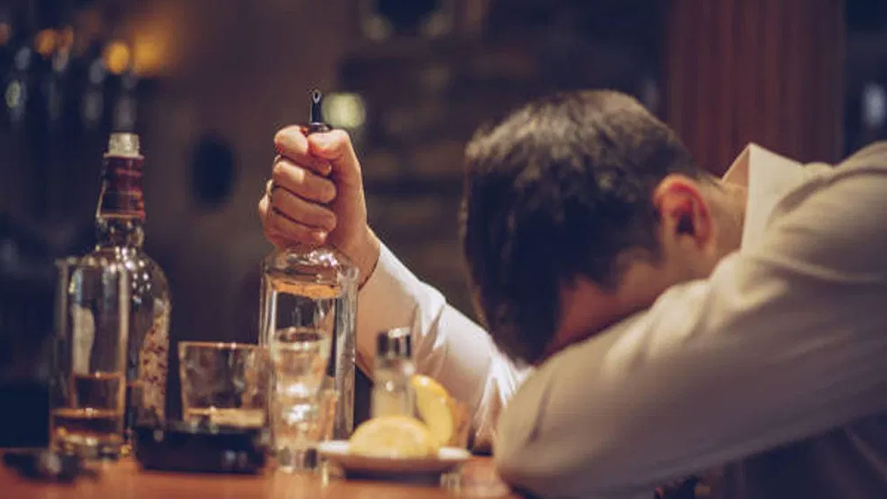 Viral News: ఫుల్ బాటిల్ ఖాళీ చేసి మొత్తం మర్చిపోయాడు.. దొంగ చేతికి తాళాలిచ్చాడు.. ఉదయం లేచి చూసేసరికి.. 