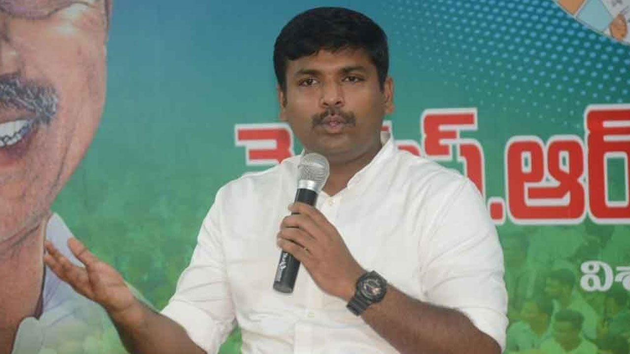 AP Minister: రైలు ప్రమాదస్థలికి బయలుదేరిన మంత్రి గుడివాడ అమర్‌నాథ్