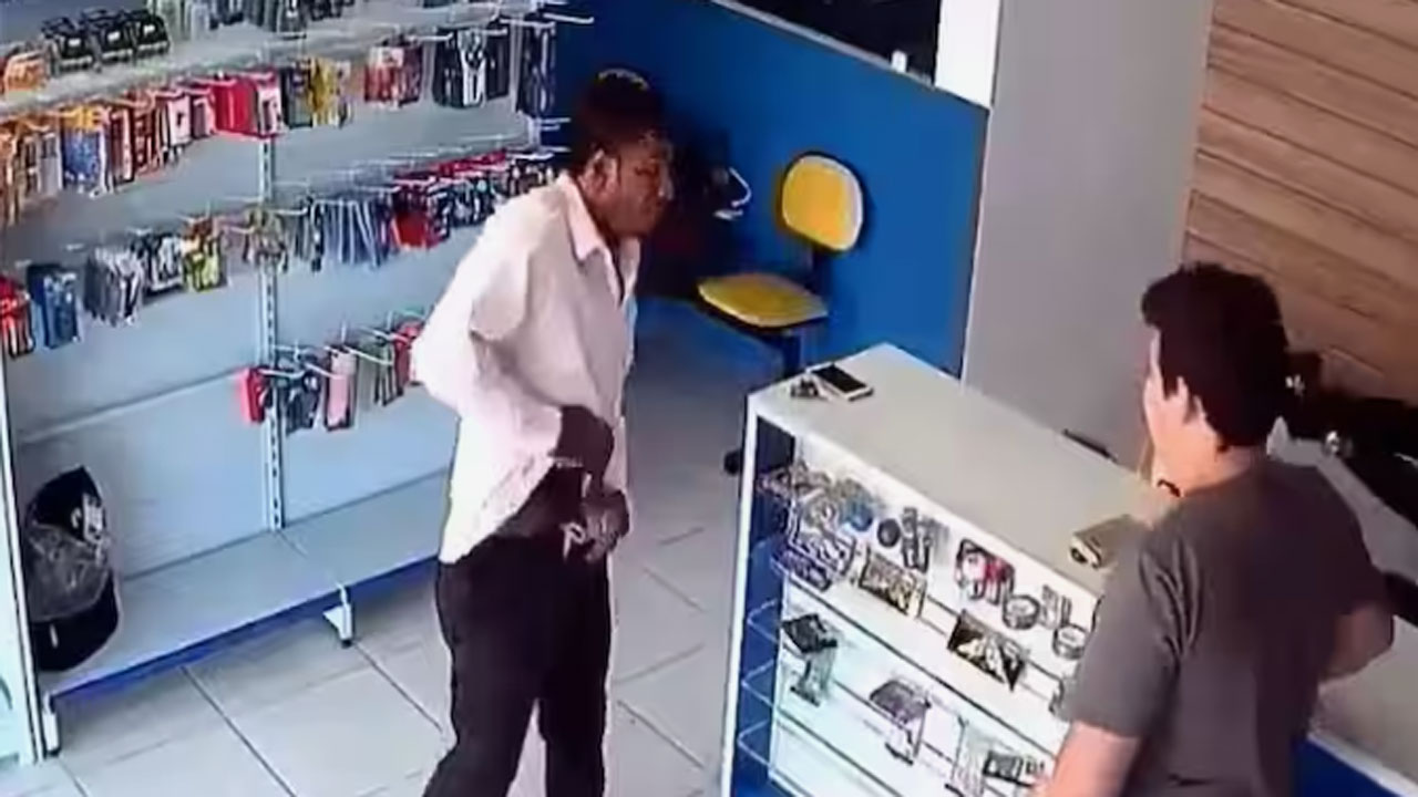 Viral Video: తుపాకీతో మొబైల్ కొందామనుకున్నాడు.. షాప్ ఓనర్ బిల్ సెటిల్ చేశాడు.. వైరల్ అవుతున్న వీడియో!