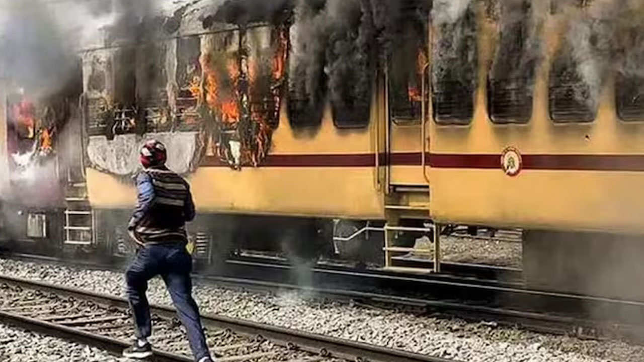 Kozhikode train arson case: నిందితుడి అరెస్ట్ సమాచారాన్ని లీక్ చేసిన ఐపీఎస్ అధికారి సస్పెన్షన్