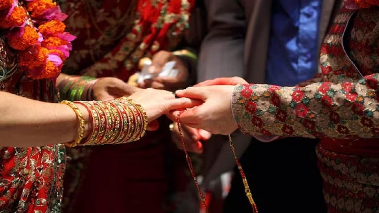 Bride: పెళ్లయిన మర్నాడే భర్తకు రాఖీ కట్టి షాకిచ్చిన యువతి.. వద్దంటున్నా బలవంతంగా తల్లిదండ్రులు పెళ్లి చేశారని..!