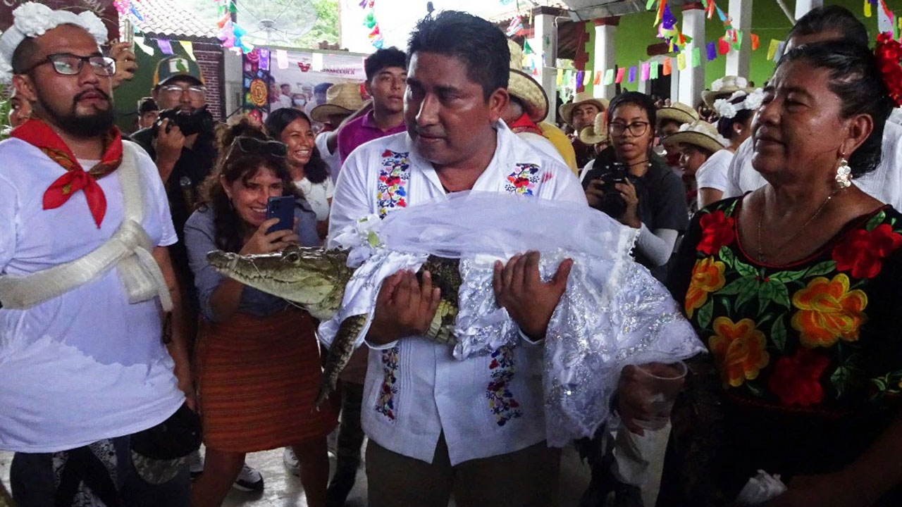 Mexican Mayor : అదృష్టం కలిసిరావాలంటూ మొసలిని పెళ్లాడిన మెక్సికన్ మేయర్ 