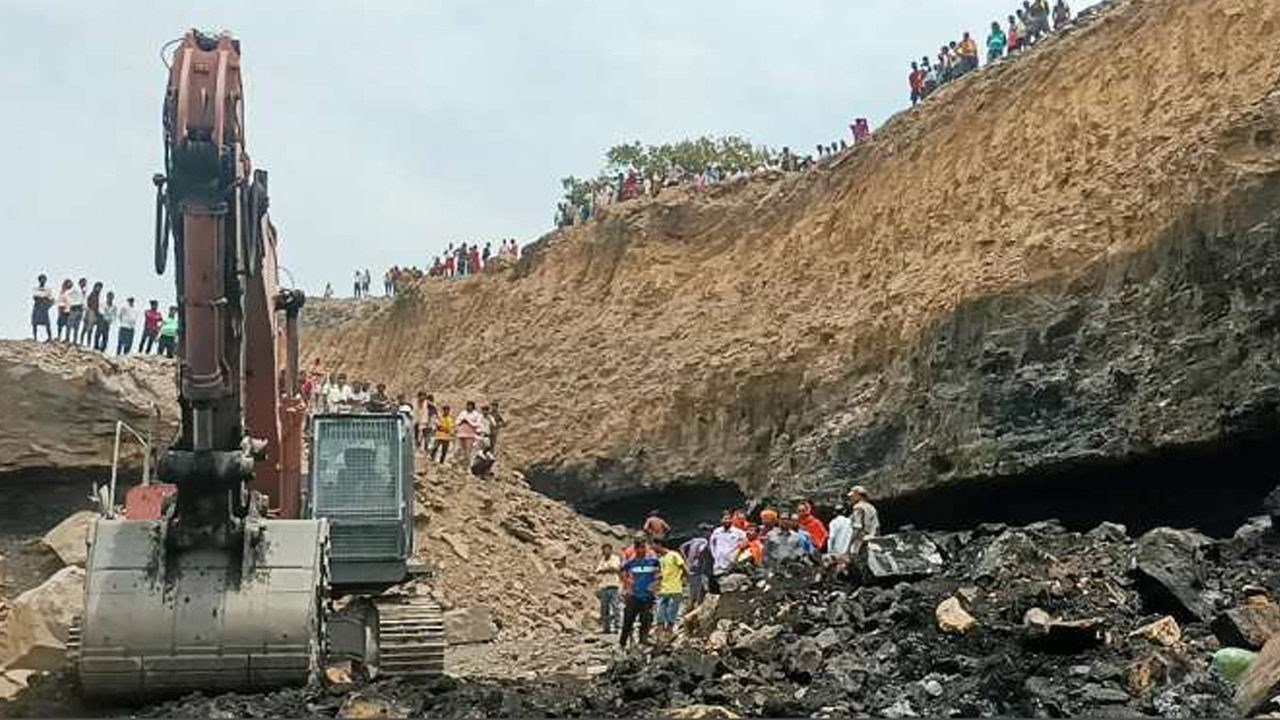 Coal mine Collapses: అక్రమ బొగ్గు గని కుప్పకూలి ముగ్గురి దుర్మరణం