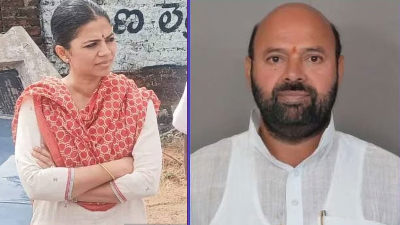 Muttireddy Vs Daughter:  చేర్యాల మత్తడి భూమి.. గోడ కూల్చిన స్థలంలో పశువుల సంత.. కొబ్బరికాయ కొట్టిన ముత్తిరెడ్డి కుమార్తె