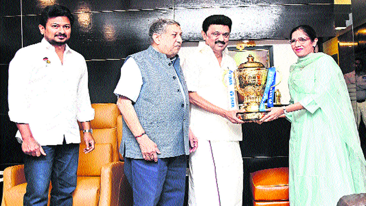 IPL Trophy: సీఎం చేతికి ఐపీఎల్‌ ట్రోఫీ