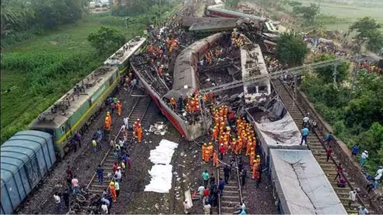 Odisha train accident : మూడు రైళ్ల ప్రమాదానికి కారణం అదే : అధికారులు