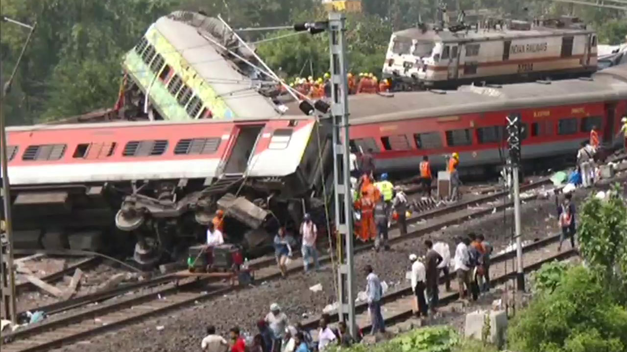 Odisha train crash : ఒడిశా రైలు ప్రమాద స్థలానికి బయల్దేరిన తమిళనాడు మంత్రులు