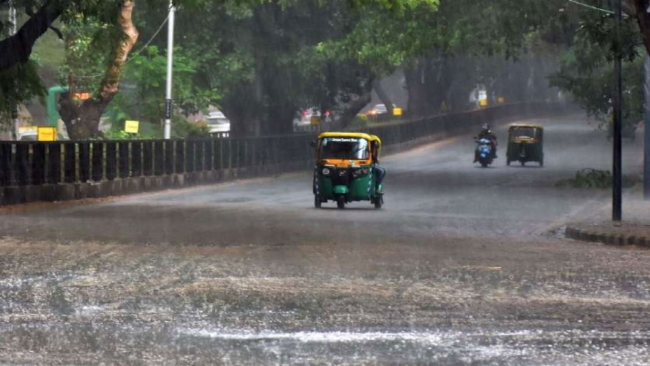Rain: రాజధానిలో పలుచోట్ల ఈదురు గాలులతో భారీ వర్షం