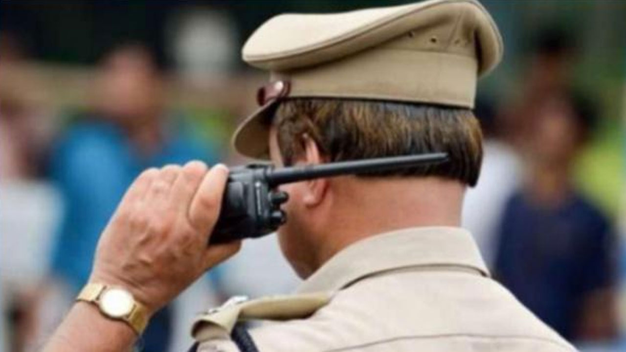 Police: తలనొప్పిగా ఉందని టీ తాగేందుకు వెళ్లడమే ఆ పోలీసులు చేసిన పొరపాటయింది.. తిరిగొచ్చి చూసేసరికి..!