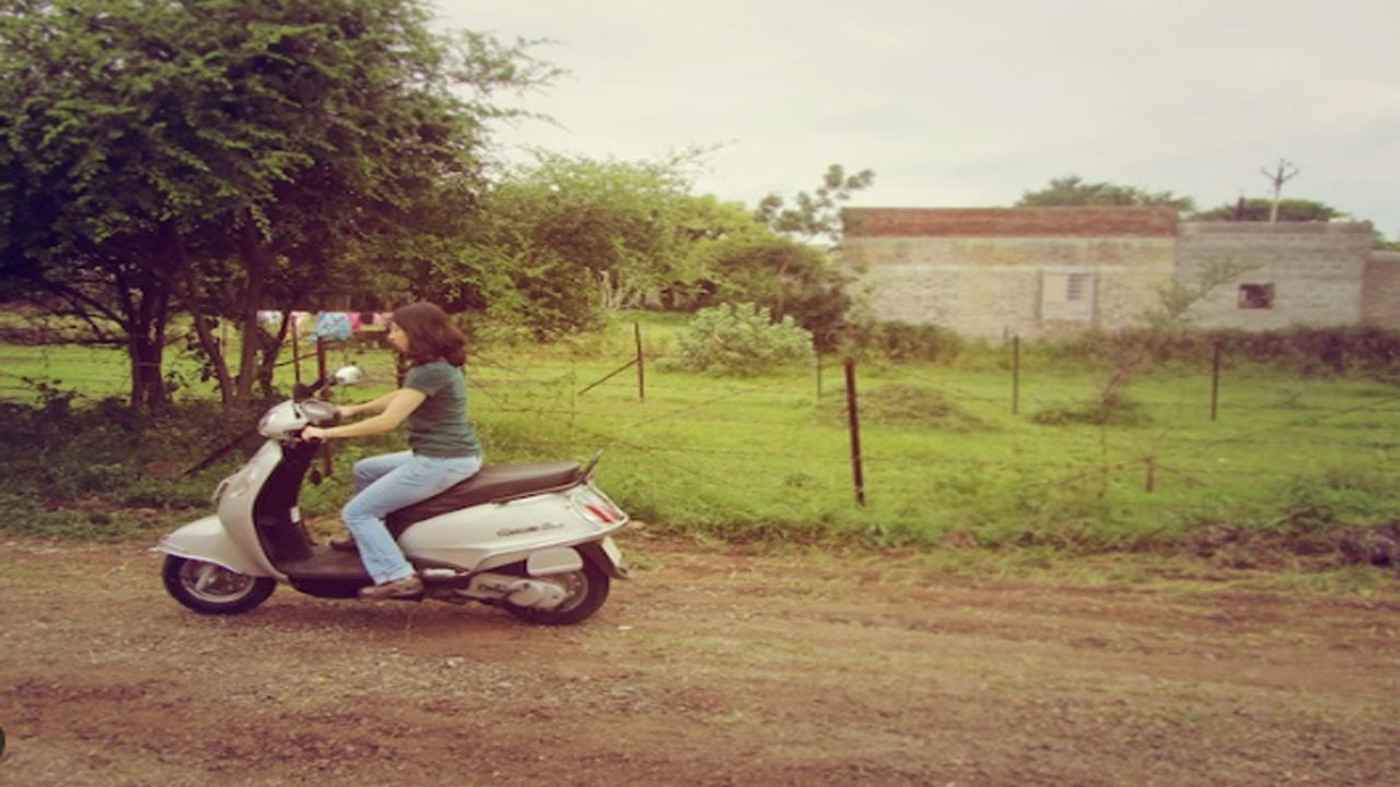 Viral Video: చీర కట్టుకుని.. కళ్లకు గంతలు కట్టుకుని.. స్కూటీపై నిల్చుని రివర్స్ జంప్.. ఆ యువతి ఎందుకిలా అవాక్కయిందో మీరే చూడండి..!