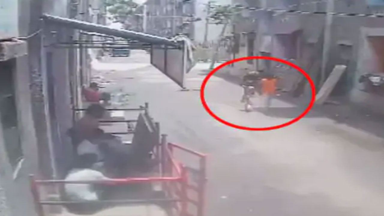 Viral: దురదృష్టం అంటే ఇదేనేమో.. రోడ్డుపై నడుచుకుంటూ వెళ్తున్న యువకుడికి అనూహ్య ప్రమాదం.. ఏం జరిగిందంటే.. 