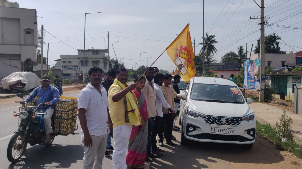 TDP: మాదిగల ఆత్మీయ సమ్మేళనానికి తరలిన ప్రజలు... జెండా ఊపి సాగనంపిన టీడీపీ నేత