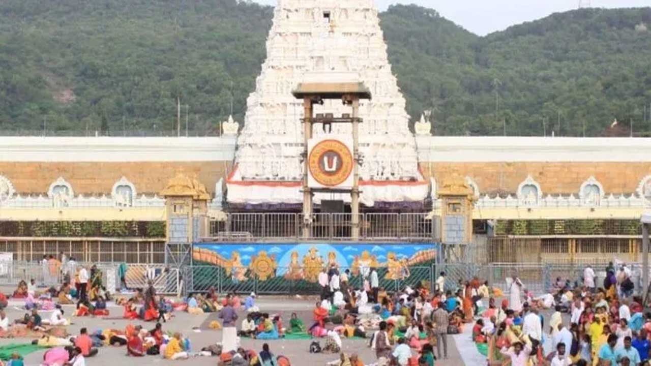 Tirumala: తిరుమలలో భక్తుల రద్దీ.. నిన్న శ్రీవారి హుండీ ఆదాయం ఎంతంటే.. 