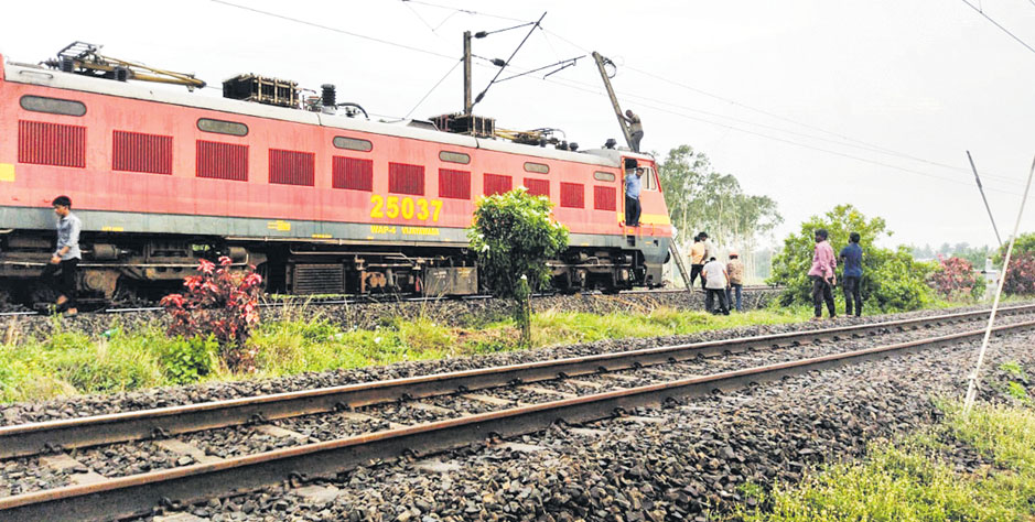 తెగిపడిన ఓహెచ్‌సీ విద్యుత్‌ లైన్లు 