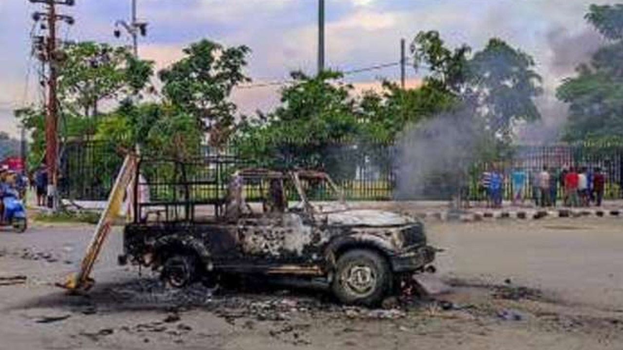 Manipur violence: మణిపూర్‌లో ఆగని హింస...రెండు వాహనాలకు నిప్పు