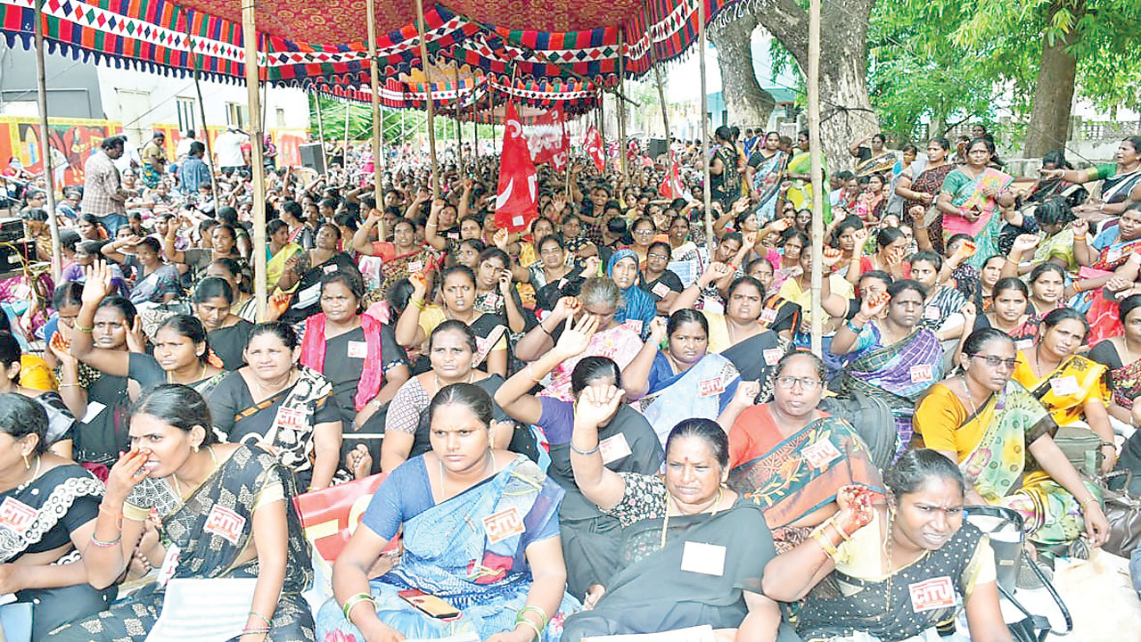 కదం తొక్కిన అంగన్‌వాడీలు