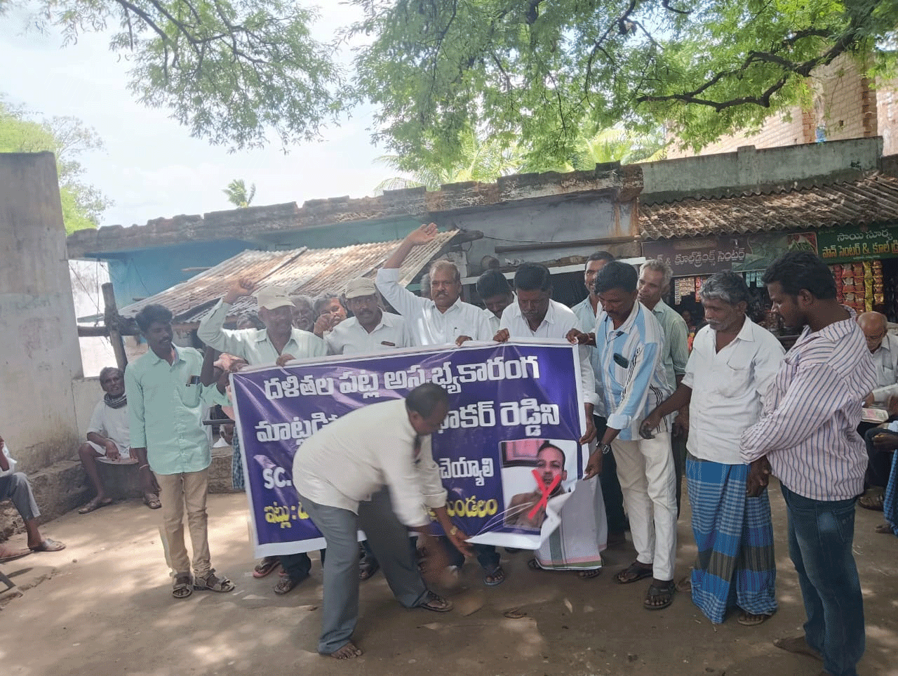  పంచ ప్రభాకర్‌రెడ్డిపై   ఎస్సీ, ఎస్టీ కేసు నమోదు చేయాలి