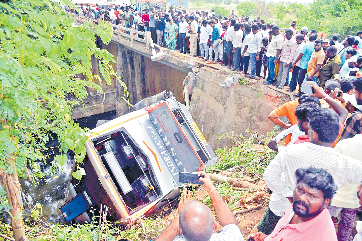 wedding bus Accident: బతుకులు బోల్తా..!