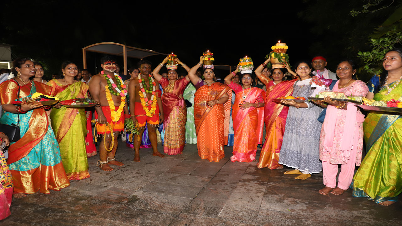 Bonalu Festival 2023: సింగపూర్ తెలుగు సమాజం ఆధ్వర్యంలో వైభవంగా బోనాల పండగ