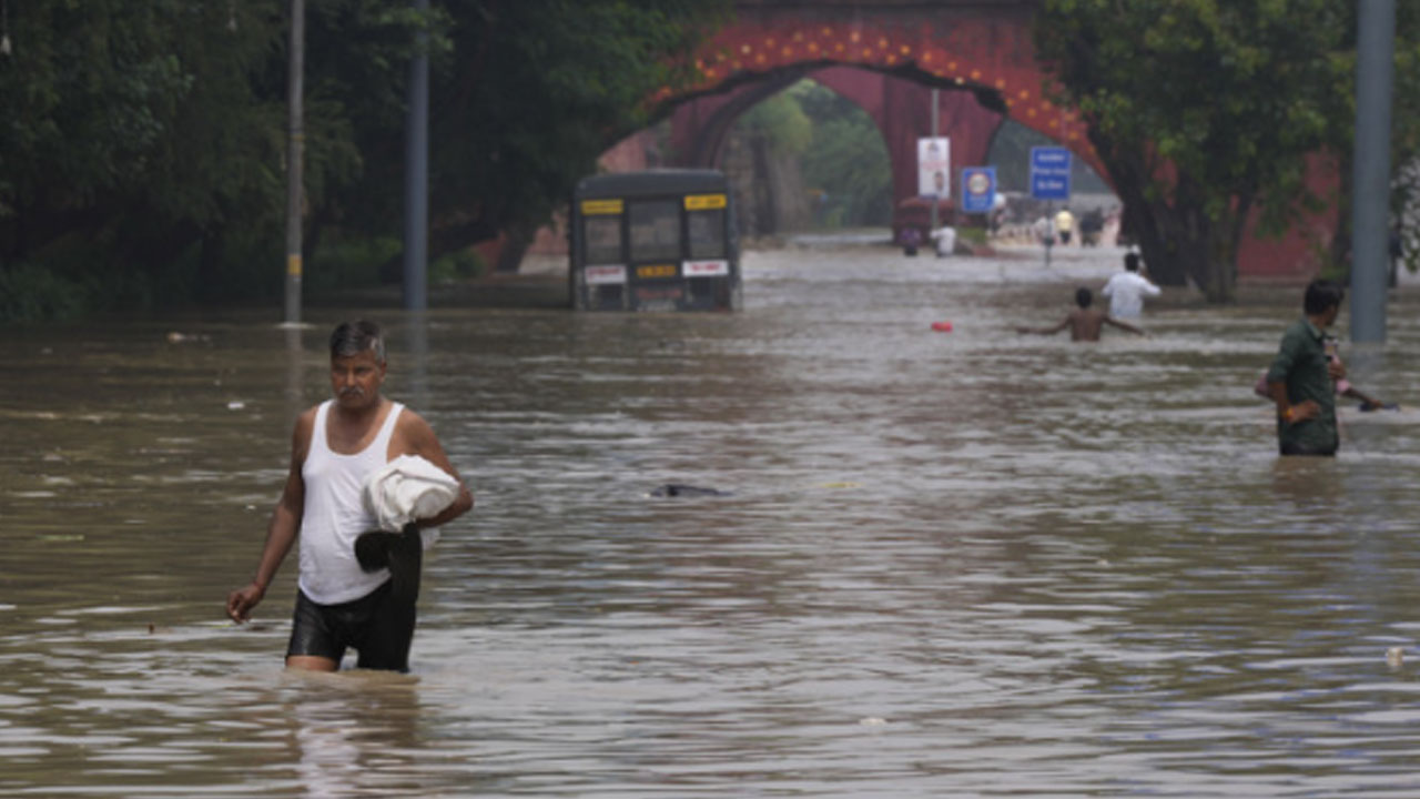 Yamuna Floods : ఢిల్లీలో మళ్లీ కురుస్తున్న వర్షాలు.. యమునా నదిలో ప్రమాద స్థాయి దాటిన నీటి మట్టం..