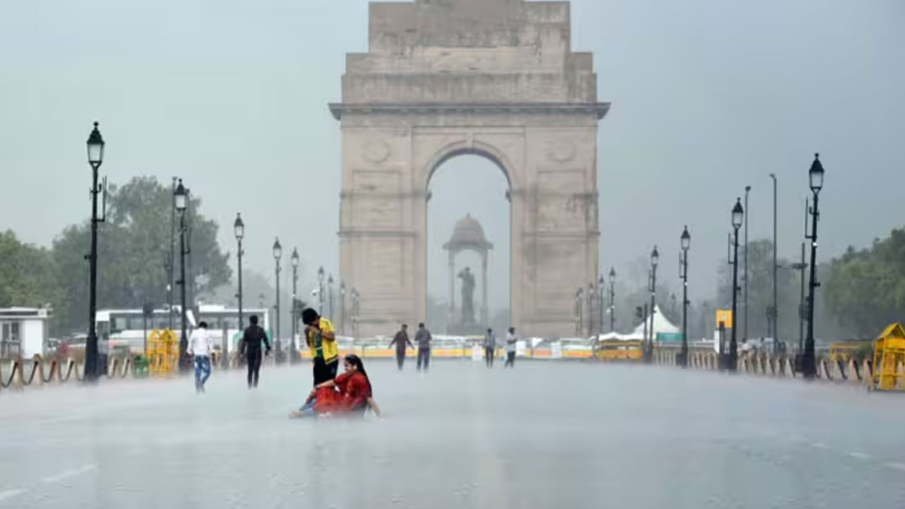 Delhi : ప్రమాద స్థాయిని దాటి ప్రవహిస్తున్న యమునా నది.. ఇండియా గేట్‌కు వరద ముప్పు?..