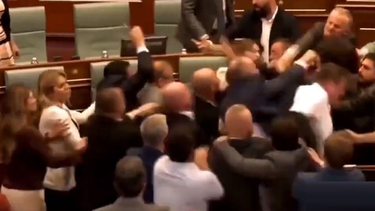 Kosovo Parliament : కొసావో పార్లమెంటులో కొట్లాట.. పిడిగుద్దులతో తలపడిన ఆడ, మగ సభ్యులు..