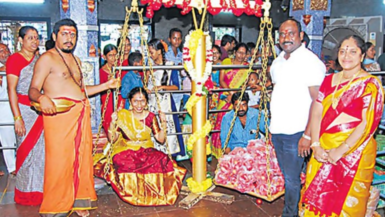 Tomato Thulabaram: టమోటాలతో తులాభారం.. అవాక్కవుతున్న జనం