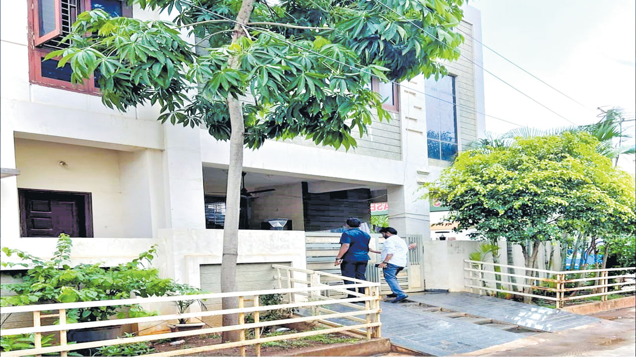 కాంగ్రెస్ మేయర్ ఇంటికి ఎమ్మెల్యే ఆనంద్