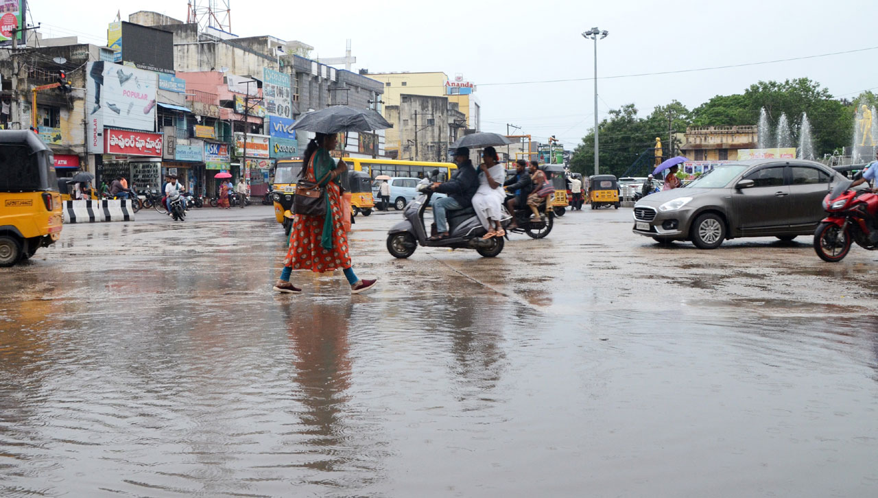 విడువని జడి వాన