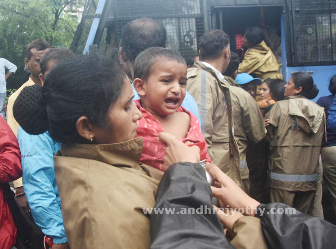 టీఎ్‌సపీఎస్సీని ముట్టడించిన పీఈటీ అభ్యర్థులు