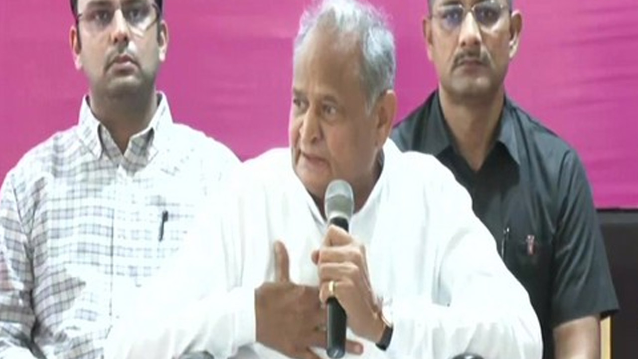 Ashok Gehlot Vs Modi: ఇలాంటి ప్రధానిని ఎక్కడా చూడలేదంటూ గెహ్లాట్ మండిపాటు