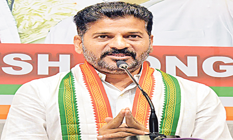 Revanth Reddy :  ఎంపీ అడిగితే  వివరాలు ఇవ్వకపోవడమేంటి? అసలు ఆర్టీఐ ఉన్నది ఎందుకంటూ హైకోర్టు ఫైర్