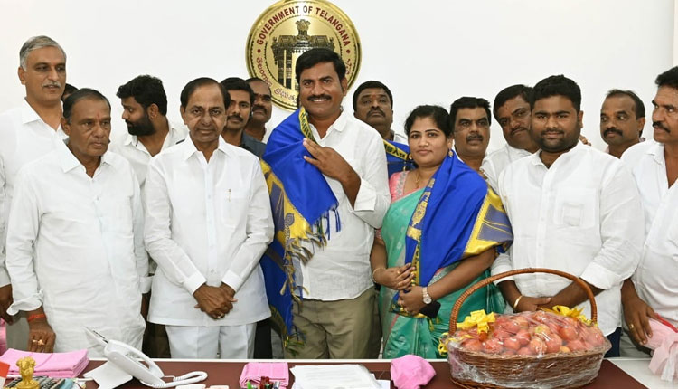 CM KCR : టమాటా రైతు మహిపాల్ రెడ్డిని అభినందించిన సీఎం కేసీఆర్