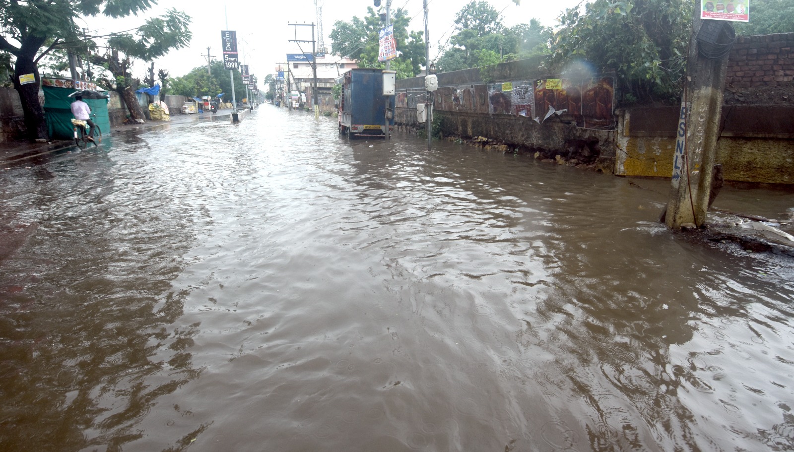 Eluru: ఏలూరు నగరంలో రోడ్లపై వర్షపు నీరు