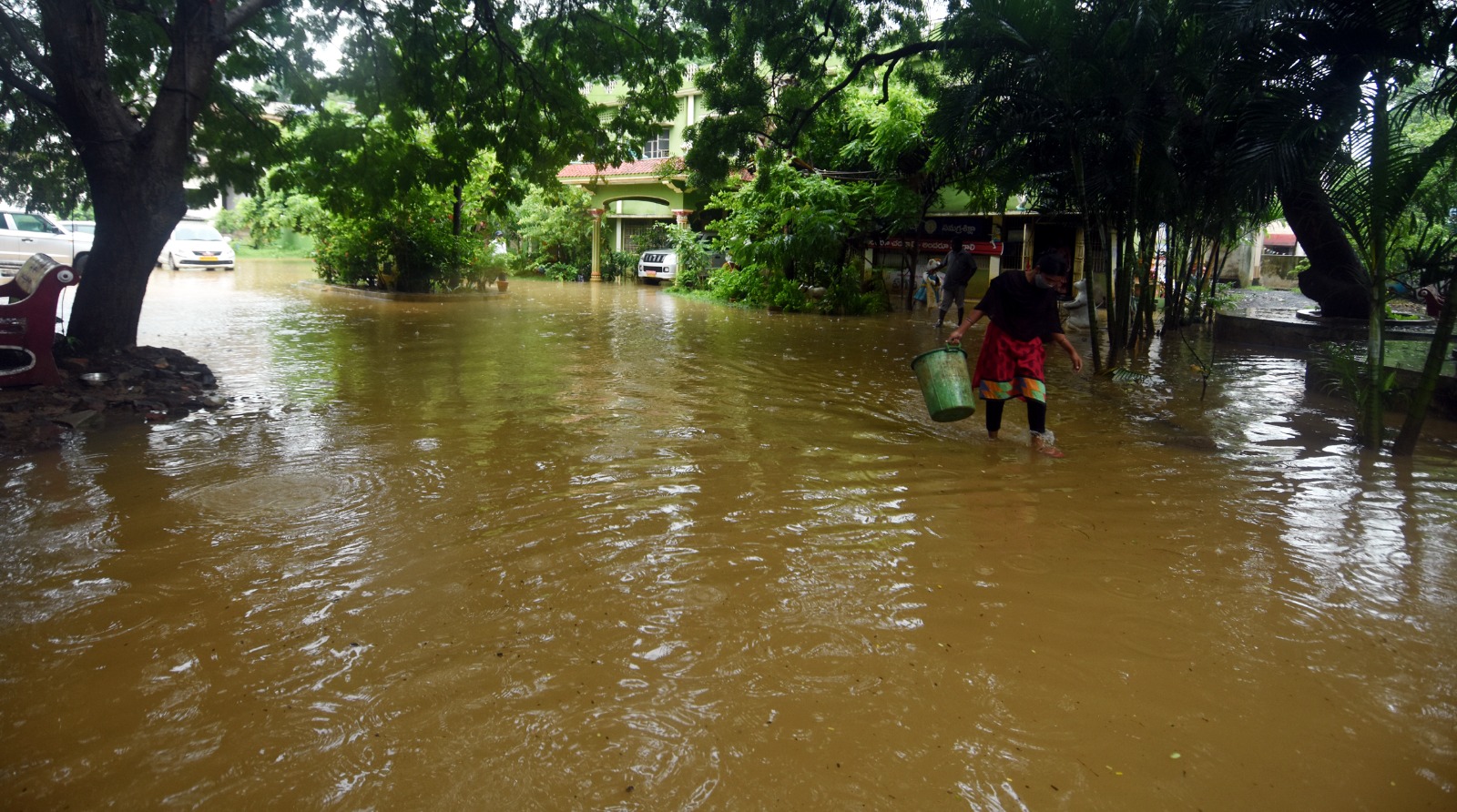 Eluru: ఏలూరు నగరంలో రోడ్లపై వర్షపు నీరు