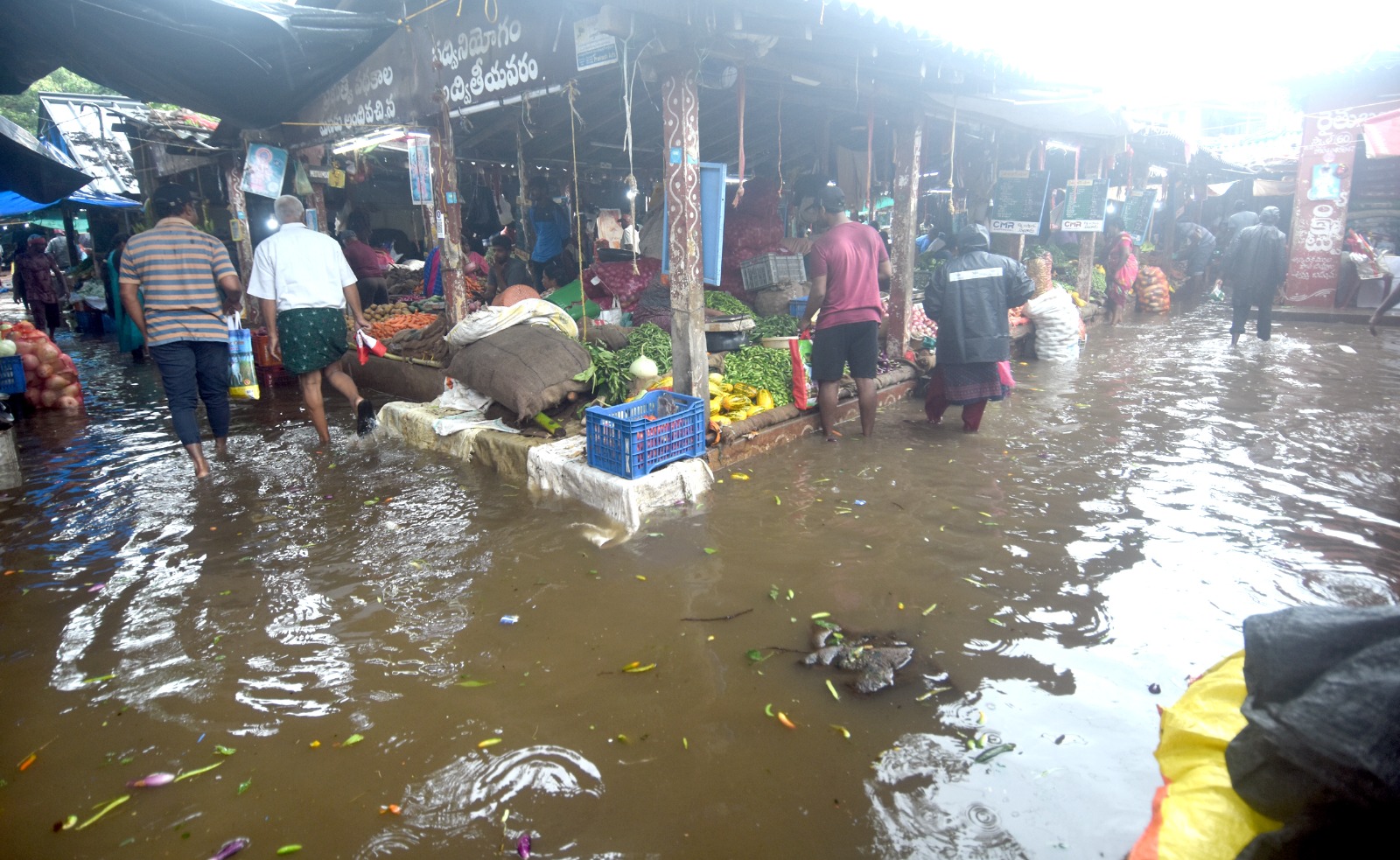 Eluru: ఏలూరు నగరంలో రోడ్లపై వర్షపు నీరు