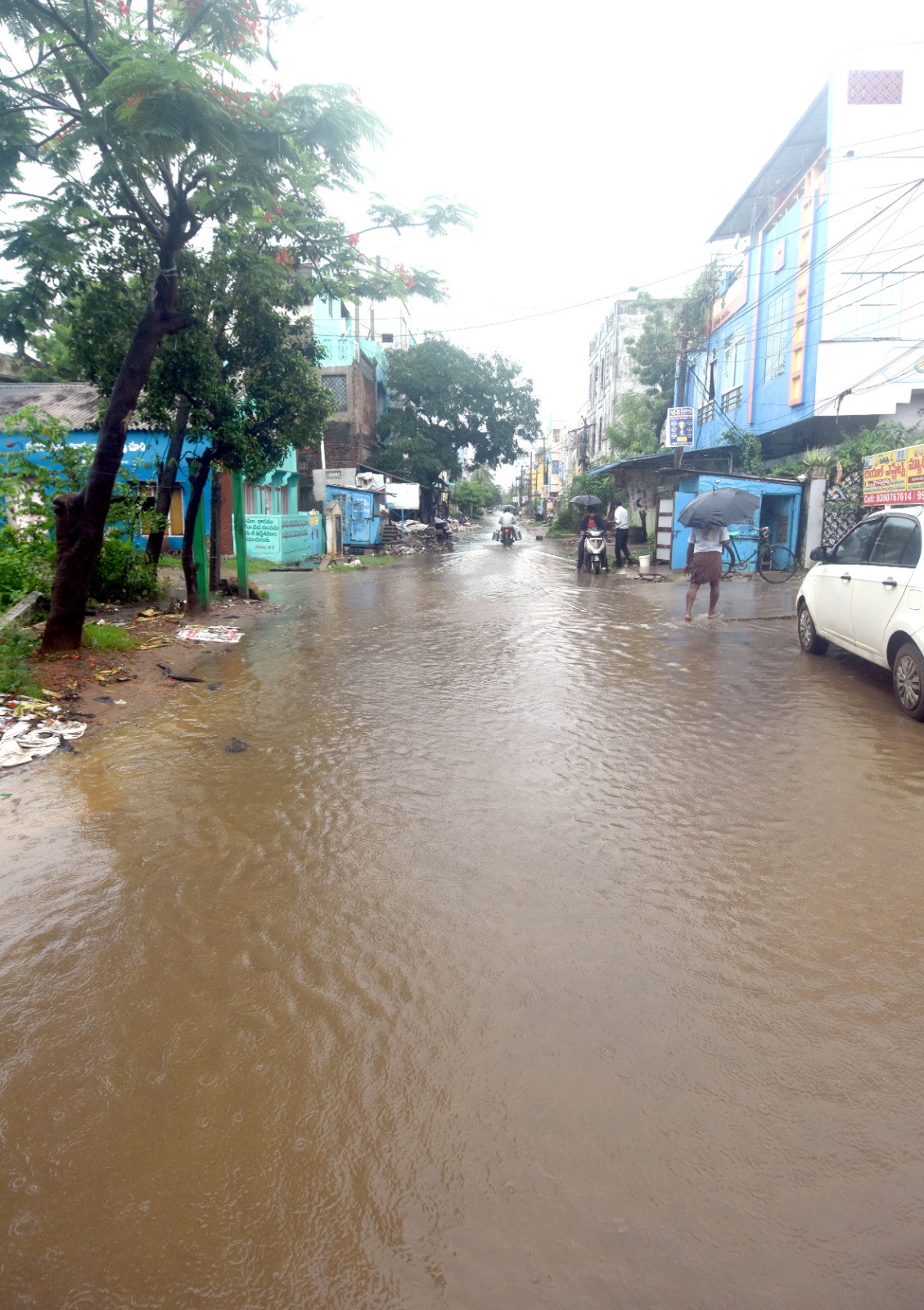 Eluru: ఏలూరు నగరంలో రోడ్లపై వర్షపు నీరు