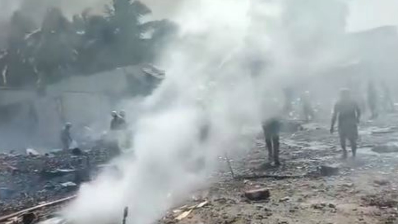 Crackers factory Explosion టపాసుల గోదాంలో భారీ పేలుడు, 8 మంది మృతి