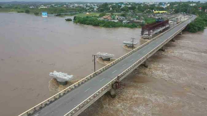 Godavari : స్వల్పంగా గోదావరి వరద తగ్గుముఖం