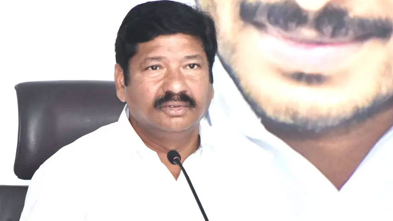 Jogi Ramesh: ప్రసంగంలో వీరావేశంతో ఊగిపోయిన మంత్రి జోగి.. ఆపాలంటూ సీఎం జగన్ సంజ్ఞలు.. అయినప్పటికీ | Minister Jogi Ramesh harsh comments on the opposition Andhrapradesh Suchi