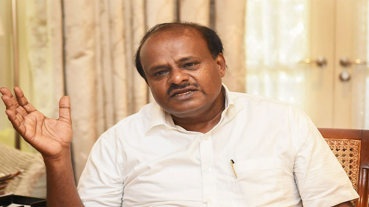 Former Chief Minister: మాజీ సీఎం సంచలన వ్యాఖ్యలు.. ఐఏఎస్‏లను బానిసలుగా మార్చేశారు..