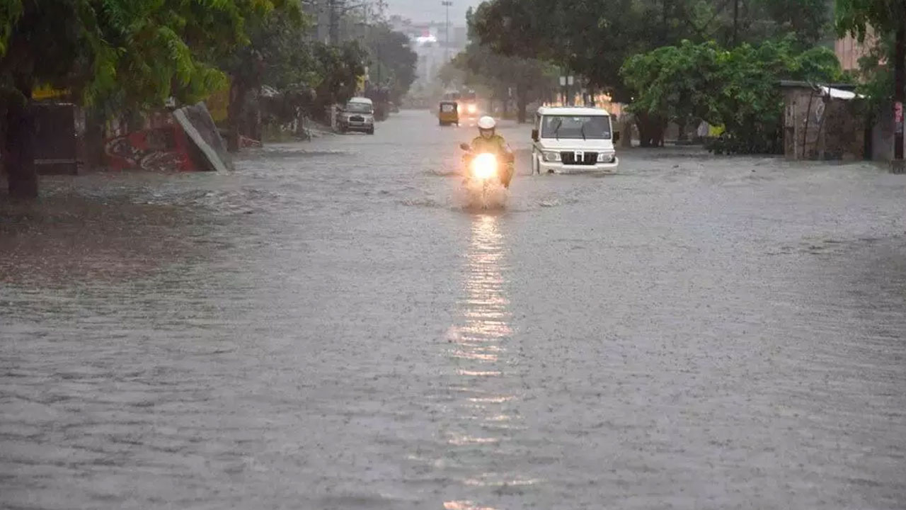 Heavy Rains: కామారెడ్డిలో భారీ వర్షం.. బయటకు రావద్దంటూ దండోరా వేయిస్తూ హెచ్చరికలు