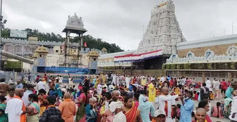 Tirumala: తిరుమలలో భక్తుల రద్దీ.. నిన్న శ్రీవారి హుండీ ఆదాయం ఎంతంటే.. 